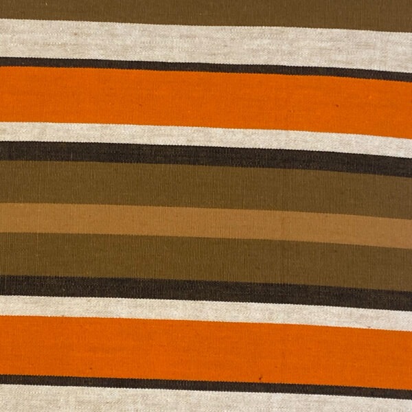 Detailansicht Polster aus hellbraun, dunkelbraun, orangen weiß gestreiftem 70er Jahre Stoff. Die Streifen sind unregelmäßig.