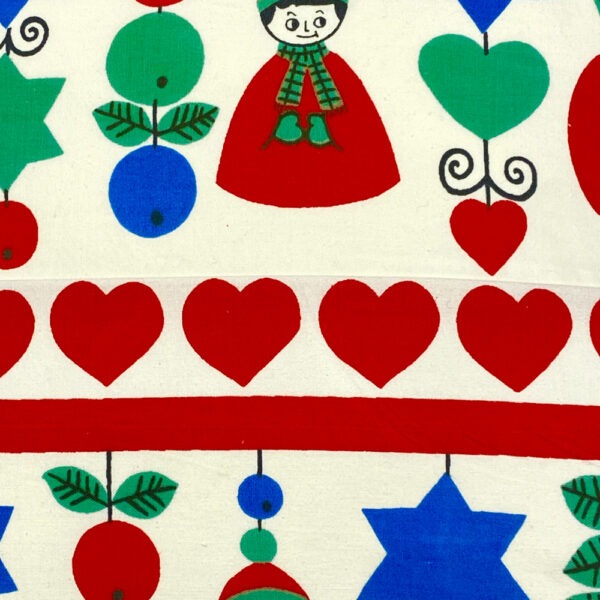 Detail: Weißes Sofakissen mit aufgedruckten weihnachtlichen Motiven, in Reihen angeordnete Herzen, alternierende Äpfel, Stene und Herzen und stilisierte Bubenfiguren in Rot, Mint,Blau und Schwarz.